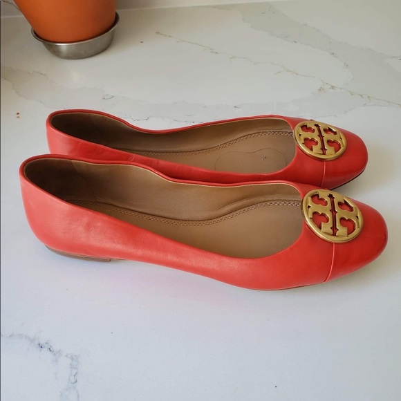 ❌SOLD❌ 🔥🔥 TORY BURCH🔥🔥. Flats shoes with Gold hardware monogram. SIZE 8. - Picture 2 of 7